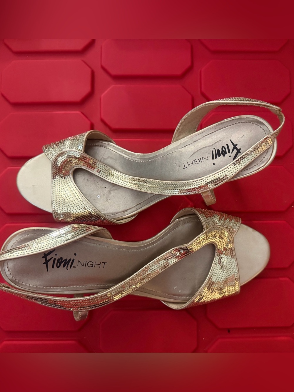 Fioni Night Gold Sequin Slingback Kitten Heel Sandals Size 8.5 Wide